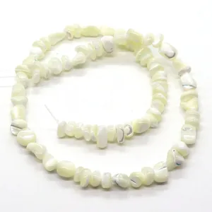Détail de perles de nacre irrégulières blanc crème pour la création de bijoux DIY