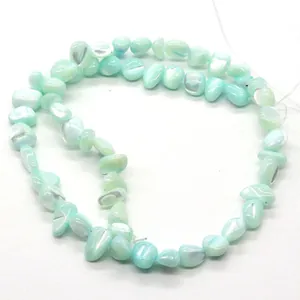 Détail de perles de nacre bleu clair irrégulières avec reflets pour bijoux DIY