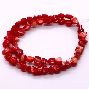 Vue détaillée de perles de nacre rouge irrégulières au lustre iridescent pour bijoux