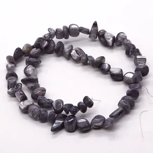 Détail de perles en nacre violette irrégulières avec un éclat nacré naturel pour bijoux