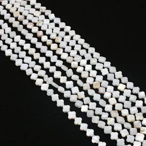 Macro-opname van natuurlijke parelmoer kralen in klavervorm voor sieraden maken