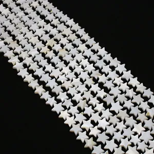 Vue macro de perles en forme d'étoile en nacre blanche naturelle pour création de bijoux