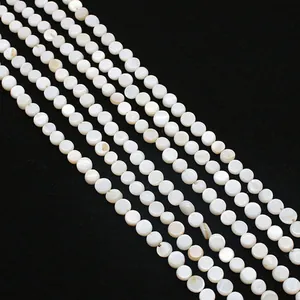 Macro-opname van witte natuurlijke parelmoeren schelpkralen met iriserende glans voor DIY