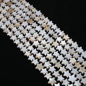 Vue macro de perles naturelles en nacre en forme d'étoile pour création de bijoux