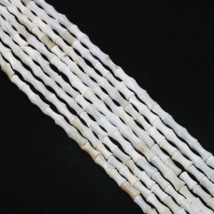 Macro-opname van bamboevormige witte natuurlijke schelpkralen voor DIY-sieraden