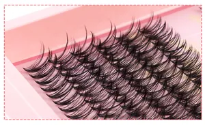 Macro-opname van meerlaagse zwarte cluster wimper-extensions in roze tray