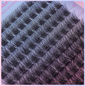 Vue macro détaillée de faux cils individuels de 12 mm avec un volume dense naturel