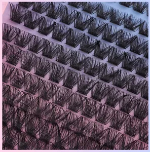 Vue macro de 144 bouquets de faux cils individuels noirs denses pour extensions DIY