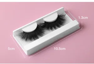 Detailansicht dichter 8D falscher Wimpern mit Verpackungsmaßen von 10,5 cm mal 5 cm