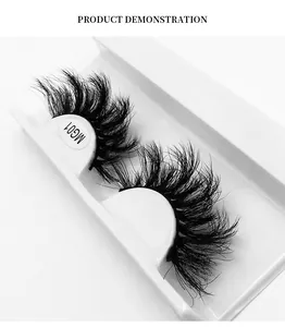 Nahaufnahme der dichten schwarzen 8D-Wimpern MG01 auf einem weißen Display für Make-up-Profis