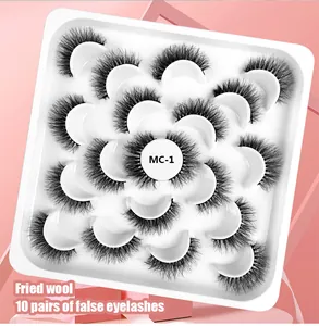 Draufsicht auf zehn Paar dichte 8D Kunstmink-Wimpern MC-1 auf einem weißen Tablett