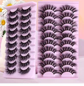 Makro-Detail von 10 Paar dichten, lockigen falschen Wimpern auf rosa Schalen mit Blumen