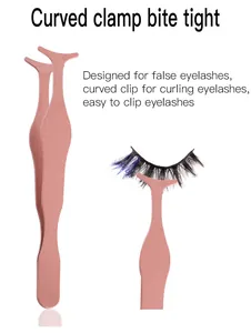 Dettaglio macro dell'applicatore per ciglia in oro rosa con clip curva e presa stretta