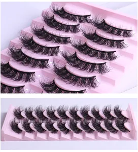 Detail von 10 Paaren 3D-geschichteter falscher Wimpern auf rosa Tablett, Makroansicht