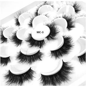 Makroaufnahme von MC-3 8D Faux-Nerz-Wimpern in dichtem Schwarz auf einer weißen Schale