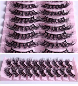 Detailansicht dichter 3D-falscher Wimpern auf einem rosa wellenförmigen Tablett