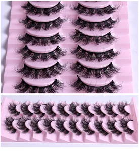 Detalle macro de 10 pares de pestañas postizas rizadas densas en bandeja rosa