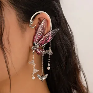 Vue détaillée de l'oreille papillon baroque avec ailes violettes et perles pendantes