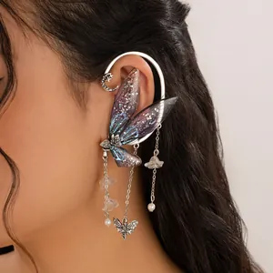 Vue détaillée d'un protège-oreille de style elfe avec des ailes de papillon et perles