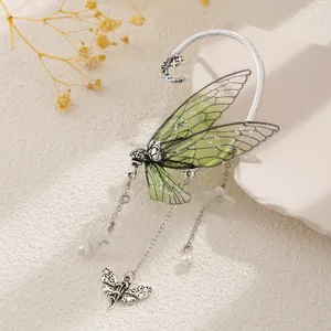 Vue détaillée d'un protège-oreille ailes de libellule vertes avec perles et papillons