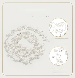 Détail macro du bandeau de mariée fait main avec perles tissées et cristaux facettés