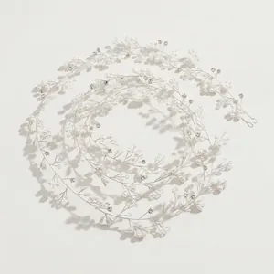 Longue vigne de cheveux de mariée argentée avec cristaux et perles pour mariage