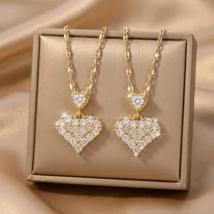 Collier avec pendentif cœur plaqué or et pierres de zircon scintillantes pour femmes