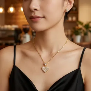 Élégant collier pendentif cœur doré avec boucles d'oreilles assorties pour femme