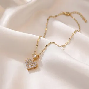 Élégant collier avec pendentif en forme de cœur et zircons sur tissu en soie blanche