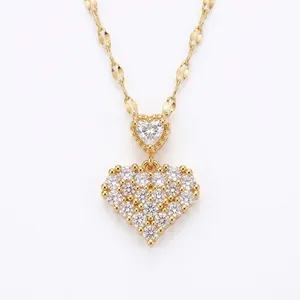 Élégant collier en acier titane doré avec des pendentifs en forme de cœur en zircon.