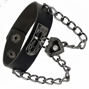 Choker punk en cuir noir avec cadenas en cœur vintage et grosses chaînes en métal argenté