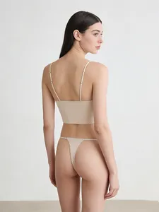 Vue arrière détaillée d'un ensemble de lingerie en satin beige avec bretelles réglables