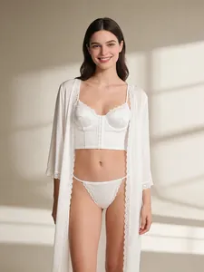 Ensemble lingerie 3 pièces en satin blanc avec corset en dentelle et peignoir élégant