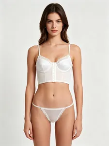 Détail frontal de l'ensemble lingerie en satin blanc avec dentelle et agrafe avant