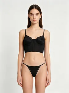 Vue de face de l'ensemble lingerie en satin noir avec dentelle et string assorti