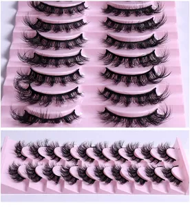 Makro-Detail von 10 Paar natürlich dicken, geschwungenen Wimpern auf rosa Tablett