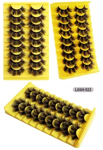 Detailansicht von 10 Paar dichten, geschwungenen künstlichen Wimpern auf gelbem Tablett