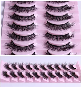 Makro-Detail von 3D-geschichteten, dicken falschen Wimpern mit Volumen im 10er-Pack
