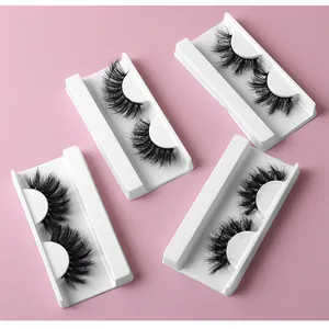 Detailansicht von 4 Paaren 8D Volumen-Wimpern auf weißen Trays für einen dichten Look