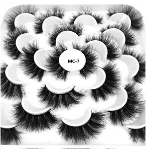 Makroaufnahme der MC-7 Kunstwimpern mit dichtem Kreuzvolumen und geschwungenem Finish