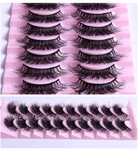 Detailaufnahme dichter falscher Wimpern auf rosa gestuftem Präsentationsfach