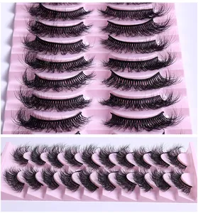 Makrodetail natürlicher dichter künstlicher Wimpern in einer rosa 10-Paar-Packung