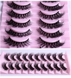Makroansicht von 20 Paaren dichter 3D-Wimpern auf einem rosa Kunststofftablett