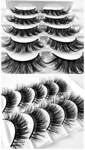 Détail macro de cinq paires de faux cils 8D denses avec volume et courbure spectaculaire
