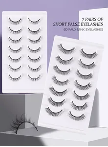 Nahaufnahme von sieben Paaren kurzer 6D-Faux-Mink-Wimpern in einer professionellen Ablage
