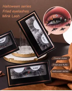 Détail de faux cils en vison pour Halloween avec motifs chauve-souris et citrouille