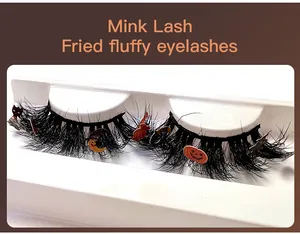 Détail de faux cils Halloween avec breloques citrouille et chauve-souris