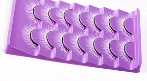 Vista de detalle de 7 pares de pestañas postizas negras densas en un estuche morado pro