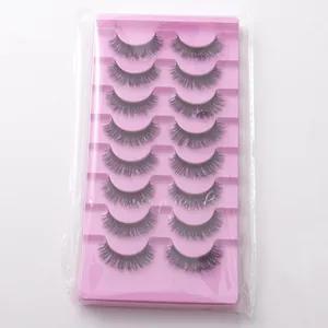 Détail de 8 paires de faux cils épais et bouclés dans un plateau en plastique rose