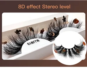 Détail de faux cils 8D Halloween avec des éléments décoratifs de citrouille et crâne